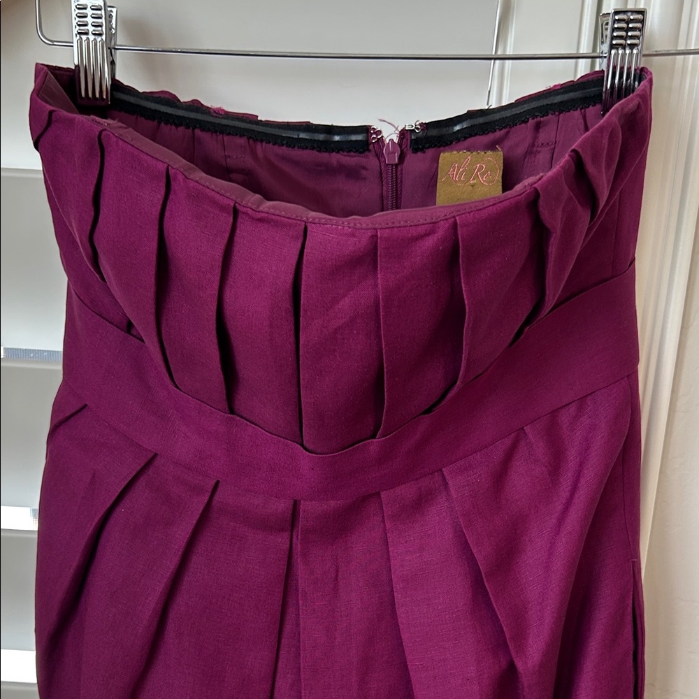 Cute strapless linen dress with pockets.